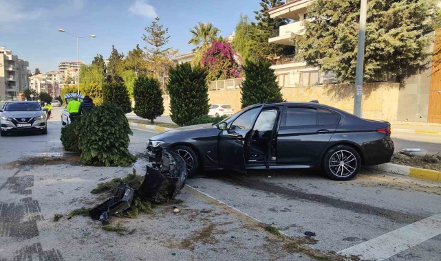 15 yaşındaki sürücünün kullandığı otomobil ağaçlara ve aydınlatma direğine çarptı