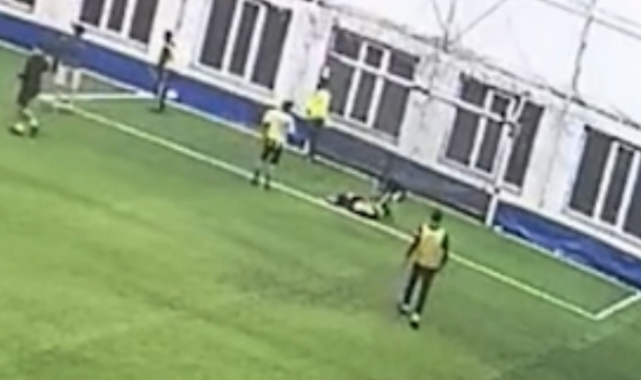 18 yaşındaki genç, futbol oynarken kalp krizi geçirerek yaşamını yitirdi