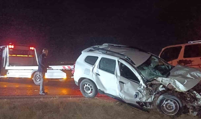 2 otomobilin çarpıştığı kazada sürücüler yaralandı