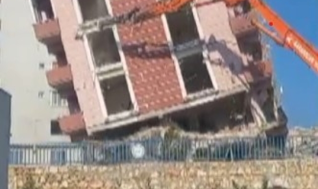 5 katlı bina iş makinesinin darbesiyle yerle bir oldu