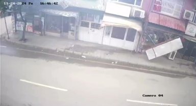 Adana'da fırtına bir iş yerinin reklam tabelasını söktü