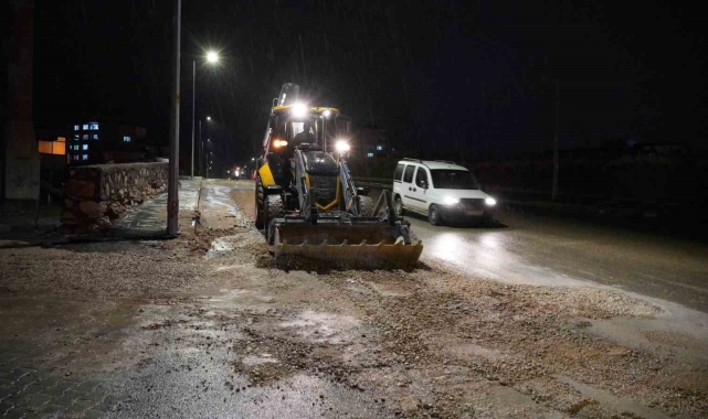 Adıyaman'da sokaklardaki çukurların kapatılması devam ediyor