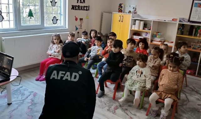 AFAD ekiplerinden anaokulu öğrencilerine afet farkındalık eğitimi