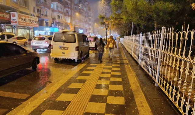 Afyonkarahisar'da beklenen kar yağışı başladı