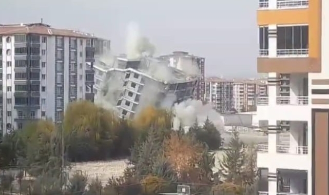 Ağır hasarlı 12 katlı bina saniyeler içerisinde yerle bir oldu