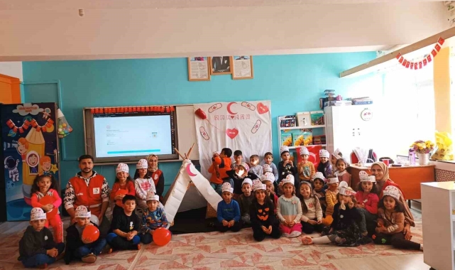Ağrı'da Kızılay Haftası'nda 10 bin öğrenciye iyilik ulaştırıldı