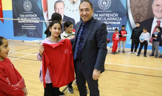 Ağrı'da sporculara eşofman takımı desteği sağlandı