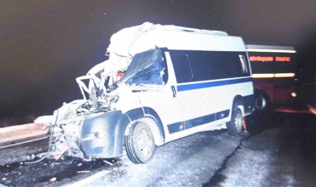 Akhisar'da kamyon ile minibüs çarpıştı: 1 ölü, 2 yaralı