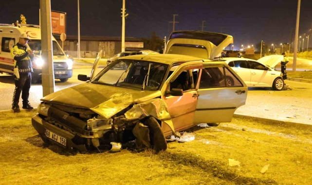 Aksaray'da 2 otomobil çarpıştı: 2'si çocuk 7 yaralı