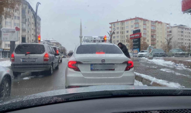 Aksaray'da trafik ışıklarında para isteyenler sürücüleri tedirgin ediyor