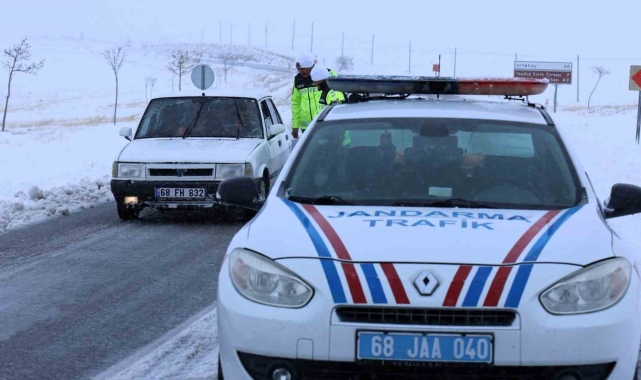 Aksaray'da trafik jandarması kar ve güvenlik kontrolünde