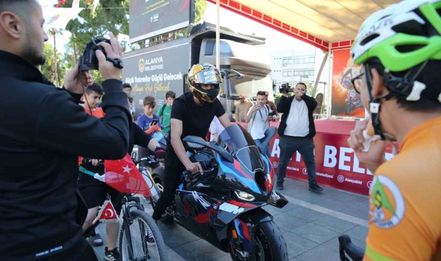 Alanya'da Dünya Şampiyonu Razgatlıoğlu'na coşkulu karşılama