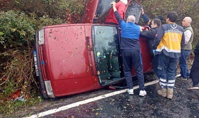 Alaplı'da otomobil kaza yaptı; 3 yaralı
