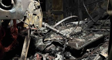 Alev alev yanan muz yüklü tırdan geriye demir yığını kaldı