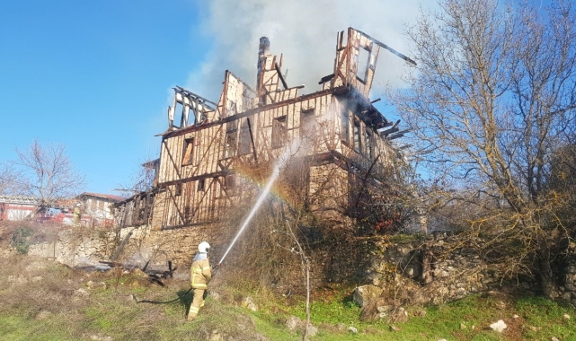 Alevlere teslim olan 350 yıllık konaktan geriye harabesi kaldı