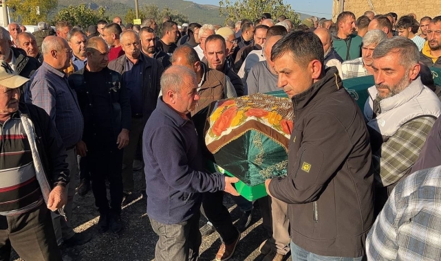 Alevlere teslim olan evde hayatını kaybeden kadın son yolculuğuna uğurlandı