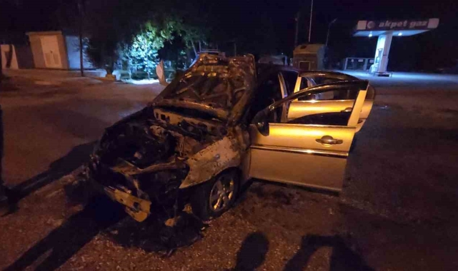 Alevlere teslim olan otomobil hurdaya döndü