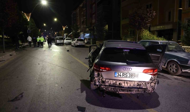 Alkollü sürücü 4 araca çarparak durabildi: O anlar güvenlik kameralarına yansını