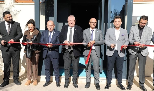 Altınoluk Meslek Yüksekokulu'nda konferans salonu açıldı