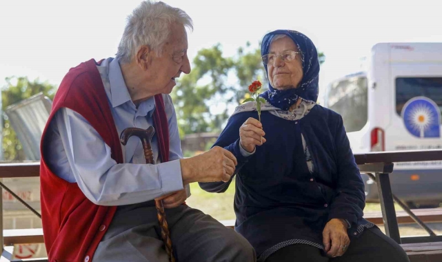 Alzheimer hastaları Mavi Ev'de moral buluyor