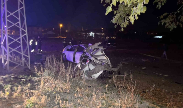 Amasya'da alkollü sürücünün kullandığı otomobil ağaca çarparak parçalandı: 2 ölü, 2 yaralı