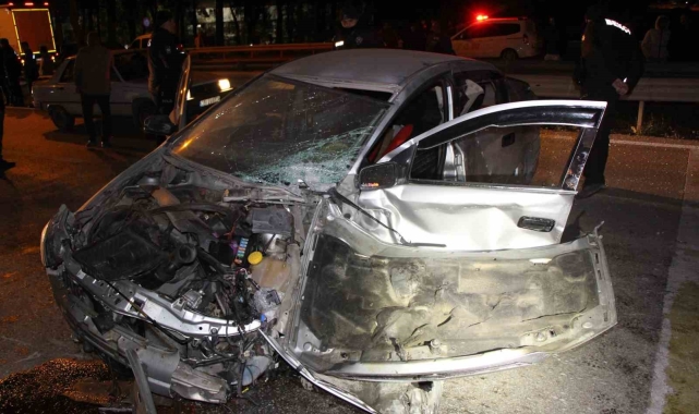 Amasya'da kontrolden çıkan otomobil duvara çarptı: 3 yaralı