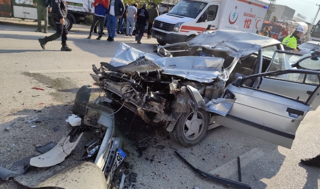 Amasya'da otomobil tır dorsesine çarptı: 1'i ağır 2 yaralı