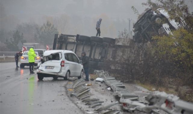 Amasya'da polis otosuna kaza yerinde tır çarptı