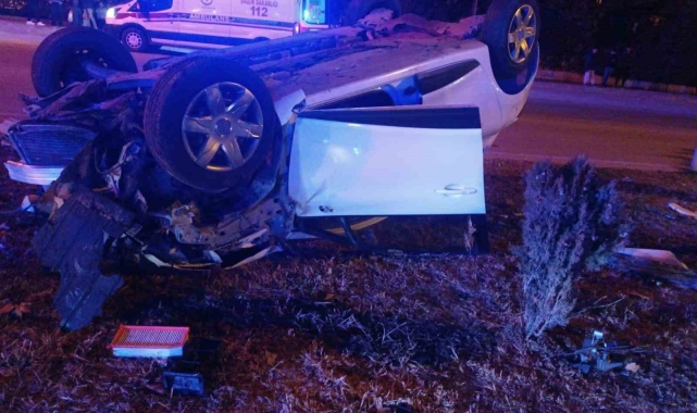 Amasya'da takla atan otomobil bariyerlere çarptı: 2 yaralı