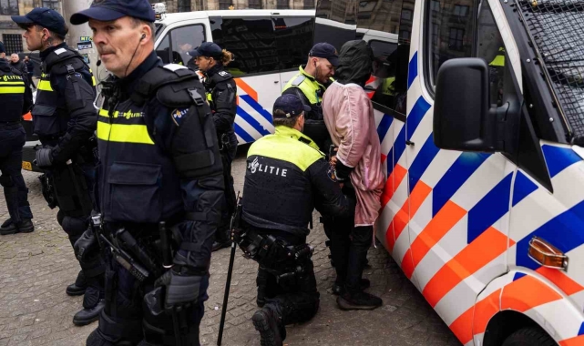 Amsterdam'da İsrailli taraftarlar ile Filistin destekçileri arasında olay çıktı