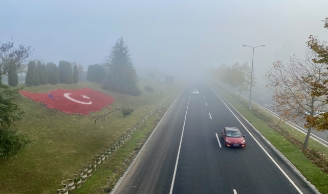 Anadolu Otoyolu'nun Düzce kesiminde sis görüş mesafesini düşürdü