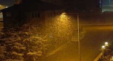 Anadolu Otoyolu ve D-100 kara yolunda kar yağışı ulaşımda aksamalara neden oluyor