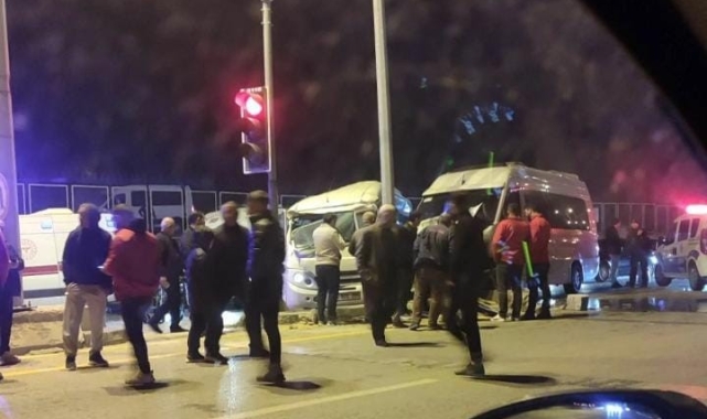Ankara'da iki servis aracı çarpıştı: 21 yaralı