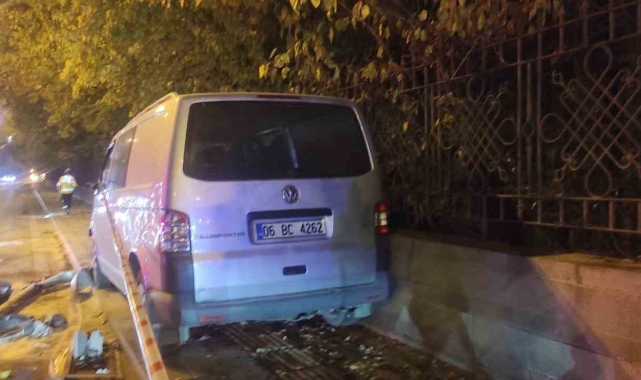Ankara'da panelvan araç kırmızı ışıkta bekleyen araçların arasında daldı: 1 ölü, 1 ağır yaralı