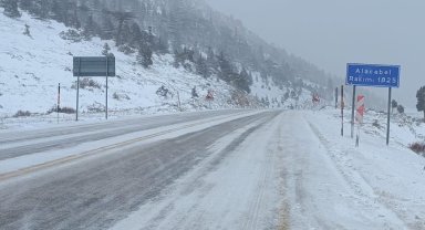 Antalya'da 1825 rakımlı Alacabel'e mevsimin ilk karı düştü