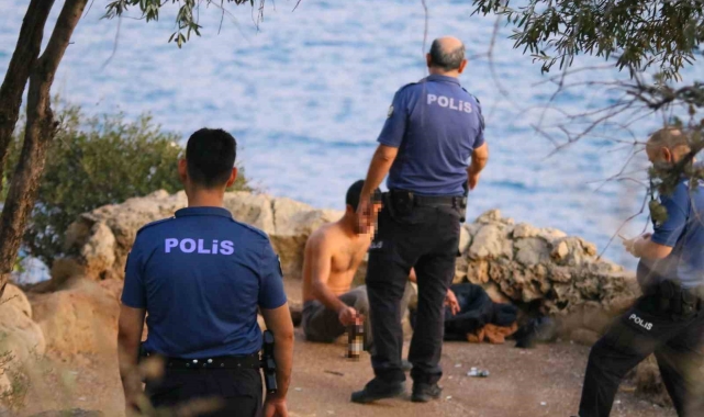 Antalya'da 40 metrelik falezlere çıkan şahıs yürekleri ağza getirdi