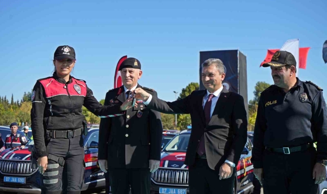 Antalya'da emniyet ve jandarma 225 yeni araçla gücüne güç kattı