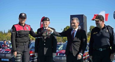 Antalya'da emniyet ve jandarma 225 yeni araçla gücüne güç kattı