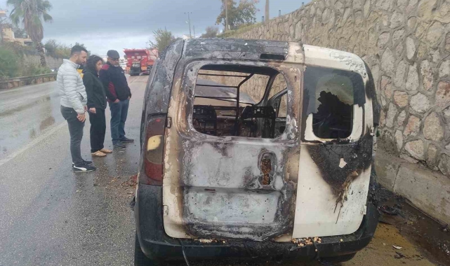 Antalya'da kuruyemiş yüklü araç alev alev yanarak küle döndü