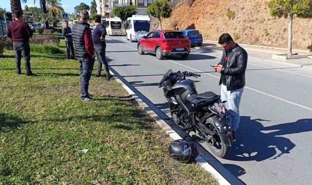 Antalya'da motosiklet minibüsle çarpıştı: 2 yaralı