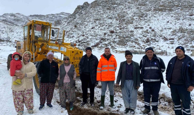 Antalya'da yaylada kardan mahsur kalan vatandaşlar büyükşehir ekipleri tarafından kurtarıldı