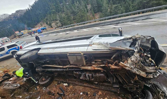 Antalya'da yolcu minibüsü devrildi: 9 yaralı