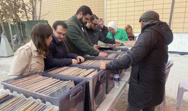 Antika ürünler alırken replikalara aldanmamak için uzmanına danışmak önemli