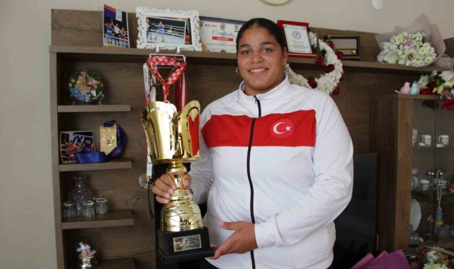 Antrenörsüz, parasız ve sponsorsuz dünya şampiyonluğuna ulaştı