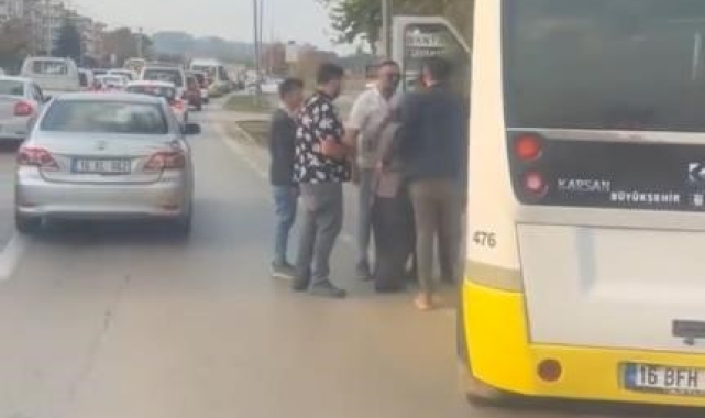 Aracını otobüs durağına çekti, kendisini uyaran şoföre silah çekti