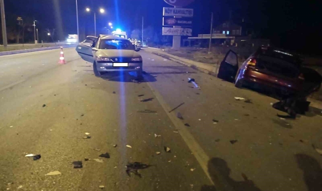 Araçların hurdaya döndüğü kazada 5 kişi yaralandı