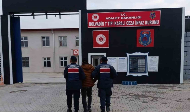 Aranan şahısları jandarma yakaladı