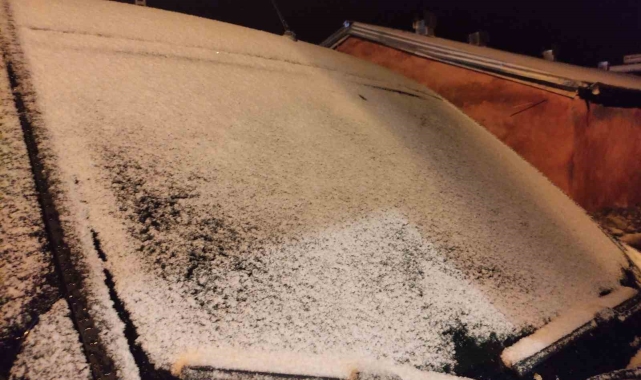 Ardahan'da gece saatlerinde kar yağışı ve tipi etkili oldu