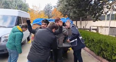 Arı kovanlarının altında kaçak göçmen taşıyan aracın sürücüsü ve yanındaki kişi tutuklandı