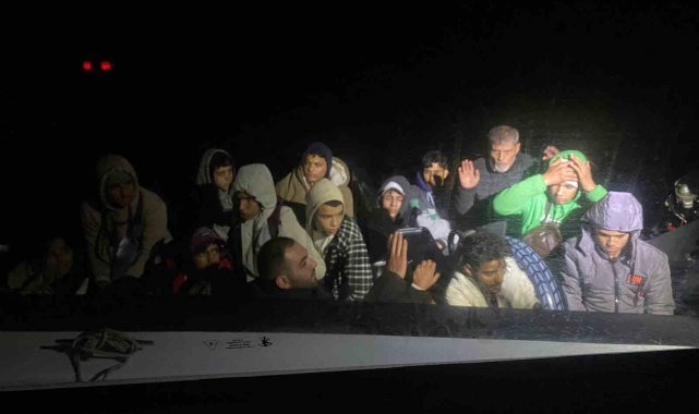 Arızalanan lastik bottaki 23 düzensiz göçmen kurtarıldı